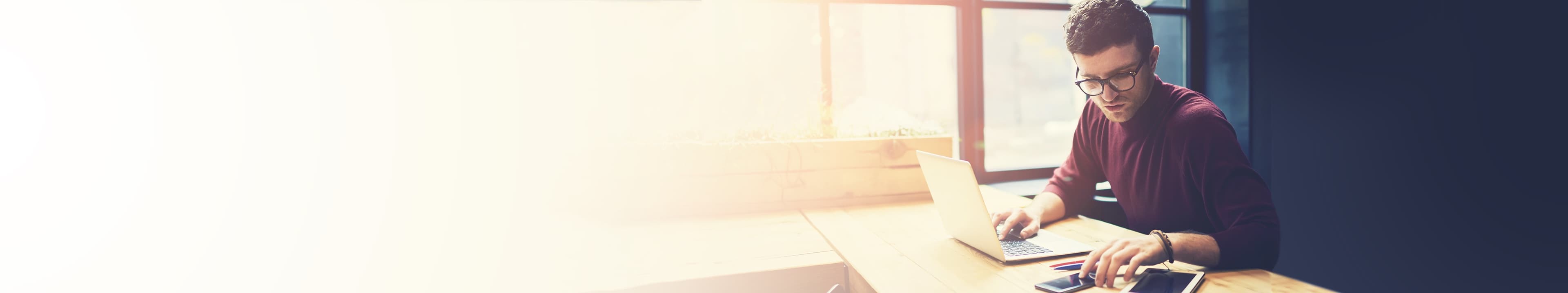 Un jeune homme est assis au bureau