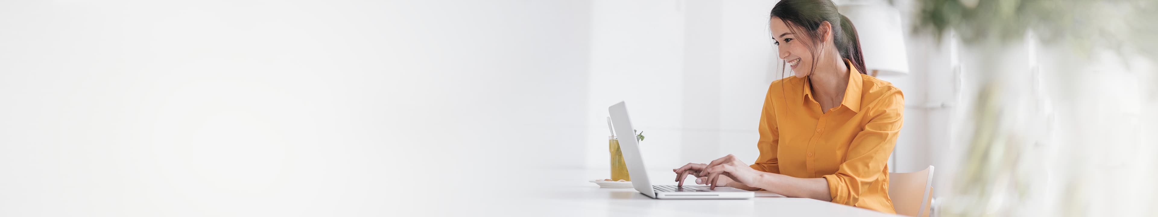 Femme travaillant sur un ordinateur portable